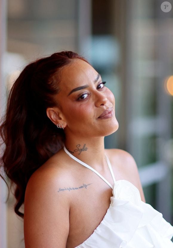 "J'ouvrais les yeux et il n'y avait plus rien. Le désert. Je ne savais plus où j'allais", a t-elle confié à "Télé 7 Jours".

Amel Bent lors des Internationaux de France de tennis de Roland Garros 2023 à Paris, le 10 juin 2023. 

Photo : Jacovides-Moreau / Bestimage