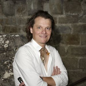 Loin des plages tropicales habituelles, l'artiste a séjourné un mois entier au cœur de ce territoire d'outre-mer.
Exclusif - Benabar en backstage de l'enregistrement de l’émission "La Grande Fête de Carcassonne", le 24 juin 2025.
© Jack Tribeca/Bestimage
