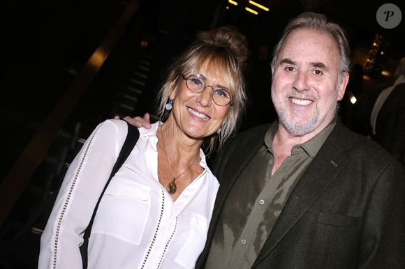 Philippe Risoli et sa femme Anne - Générale de la comédie musicale "Victor Lustig, l'homme qui vendit la Tour Eiffel" au théâtre Bobino à Paris le 22 octobre 2025. © Cédric Perrin/Bestimage