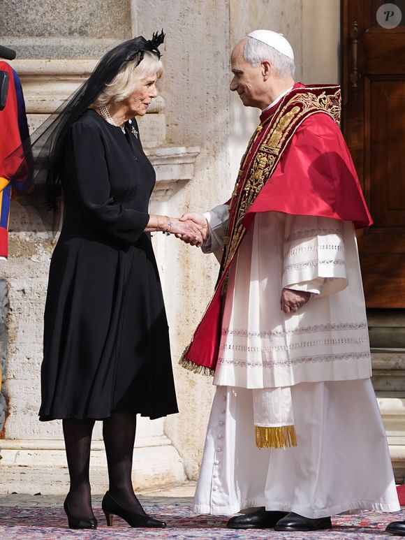 Le roi Charles III d'Angleterre et Camilla Parker Bowles, reine consort d'Angleterre, quittent le pape Léon XIV après avoir assisté au service œcuménique dans la chapelle Sixtine au Vatican, le 23 octobre 2025. Photo par PA Photo/ Bestimage