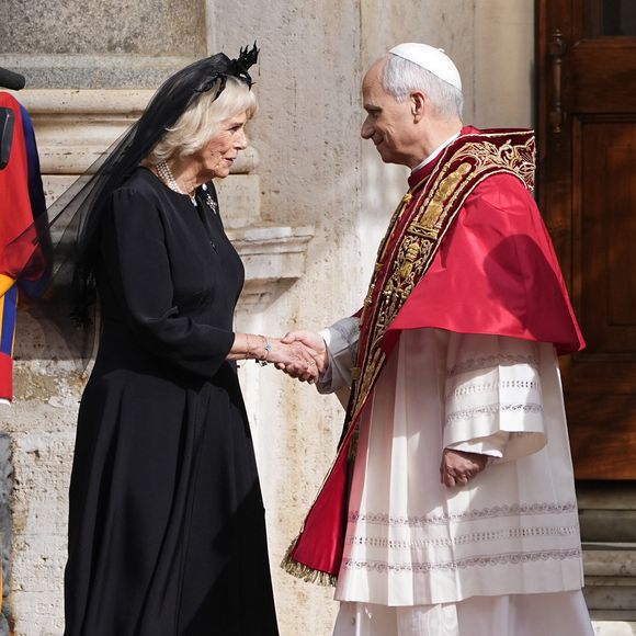 Le roi Charles III d'Angleterre et Camilla Parker Bowles, reine consort d'Angleterre, quittent le pape Léon XIV après avoir assisté au service œcuménique dans la chapelle Sixtine au Vatican, le 23 octobre 2025. Photo par PA Photo/ Bestimage