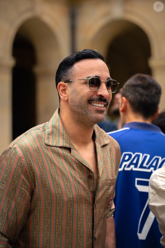 Adil Rami au Front Row du défilé Drôle de Monsieur de la mode homme Printemps/Été 2026 dans le cadre de la Fashion Week de Paris au 1 rue Clotilde, à Paris, France, le 274 juin 2025. © Florian Lavielle/Bestimage