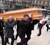 Rolland Courbis est décédé avant-hier à l’âge de 72 ans des suites d’une infection pulmonaire, laissant derrière lui une carrière marquée par le football et les médias. 

Le cercueil arrive à la cérémonie funéraire de Rolland Courbis à l'église de la Madeleine à Paris, France, le 14 janvier 2026. Rolland Courbis, ancien footballeur français, entraîneur et commentateur médiatique au franc-parler, est décédé à l'âge de 72 ans. Photo par Jerome Domine/ABACAPRESS.COM