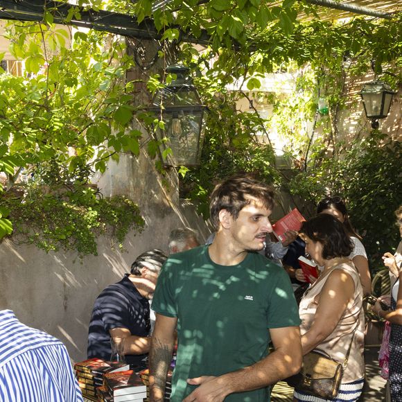 Exclusif - Cyril Lignac - Séance de dédicaces "Les plumes de Ramatuelle" au café de l'Ormeau en marge du 41ème Festival de Ramatuelle le 7 aout 2025. © Cyril Bruneau / Festival de Ramatuelle / Bestimage