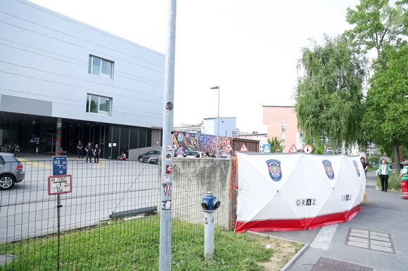 Des citoyens et des résidents déposent des fleurs et allument des bougies pour les victimes devant la clôture de l'école le 11 juin 2025 à Graz, en Autriche. Au moins dix personnes ont été tuées à la suite d'une attaque survenue plus tôt dans la journée, lorsqu'une personne armée est entrée dans l'école et a commencé à tirer. Photo : Matija Habljak/PIXSELL