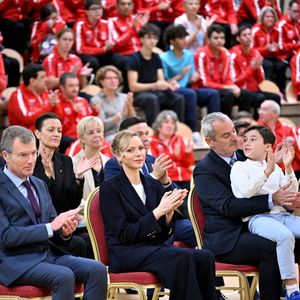 La princesse Charlene de Monaco a rendu hommage à la présidente et fondatrice de Special Olympics Monaco en baptisant un gymnase scolaire du Stade Louis II de son nom, Mireille Calmes, en présence de son fils Jean François Calmes et son petit fils Anton, le 18 octobre 2025. © Bruno Bebert/Bestimage