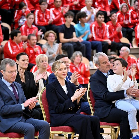 La princesse Charlene de Monaco a rendu hommage à la présidente et fondatrice de Special Olympics Monaco en baptisant un gymnase scolaire du Stade Louis II de son nom, Mireille Calmes, en présence de son fils Jean François Calmes et son petit fils Anton, le 18 octobre 2025. © Bruno Bebert/Bestimage