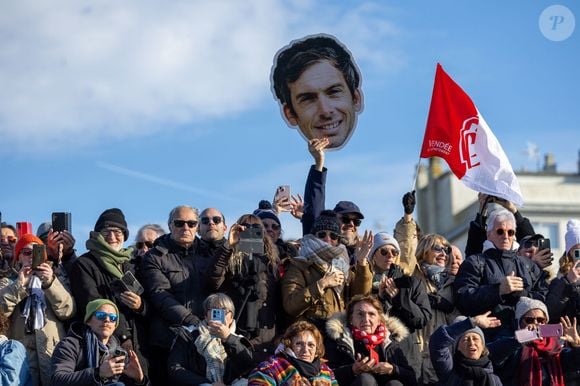 Le skipper de Macif Charlie Dalin remporte la dixième édition du tour du monde en solitaire Vendée Globe en pulvérisant le record de l’épreuve en 64 jours, 19 heures 22 minutes et 49 secondes aux Sables-d'Olonne, France, le 14 janvier 2025. © Alexis Courcoux/Psnewz/Bestimage