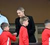 Si l’événement, placé sous le signe de la jeunesse et du sport, était festif, l'épouse du prince Albert II a tenu à respecter la période de deuil...
La princesse Charlene de Monaco et le prince Albert II de Monaco ont assisté à la finale de la 13eme éditon du Tournoi Saint Devote de rugby au Stade Louis II de Monaco, le 26 avril 2025. © Bruno Bebert / Bestimage