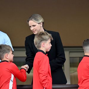 Si l’événement, placé sous le signe de la jeunesse et du sport, était festif, l'épouse du prince Albert II a tenu à respecter la période de deuil...

La princesse Charlene de Monaco et le prince Albert II de Monaco ont assisté à la finale de la 13eme éditon du Tournoi Saint Devote de rugby au Stade Louis II de Monaco, le 26 avril 2025. © Bruno Bebert / Bestimage