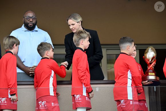 Si l’événement, placé sous le signe de la jeunesse et du sport, était festif, l'épouse du prince Albert II a tenu à respecter la période de deuil...

La princesse Charlene de Monaco et le prince Albert II de Monaco ont assisté à la finale de la 13eme éditon du Tournoi Saint Devote de rugby au Stade Louis II de Monaco, le 26 avril 2025. © Bruno Bebert / Bestimage