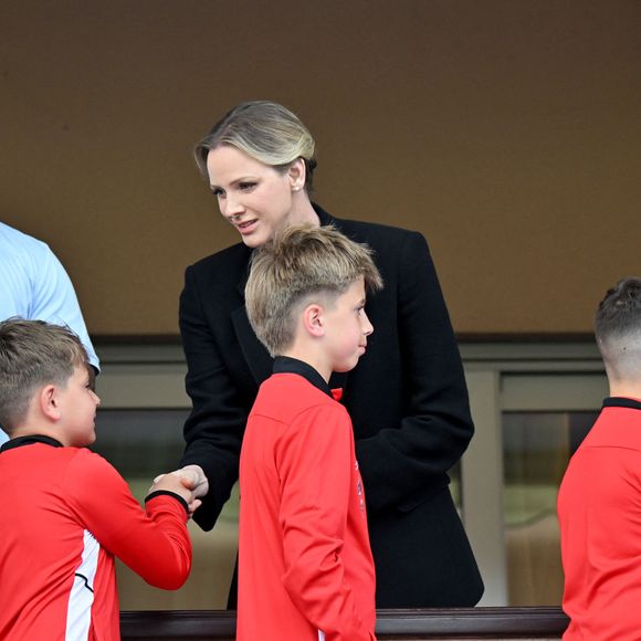 Si l’événement, placé sous le signe de la jeunesse et du sport, était festif, l'épouse du prince Albert II a tenu à respecter la période de deuil...

La princesse Charlene de Monaco et le prince Albert II de Monaco ont assisté à la finale de la 13eme éditon du Tournoi Saint Devote de rugby au Stade Louis II de Monaco, le 26 avril 2025. © Bruno Bebert / Bestimage