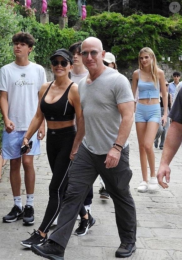 Le PDG d'Amazon, Jeff Bezos et sa compagne Lauren Sanchez vont déjeuner avec des amis à Portofino, le 13 juin 2023. Backgrid UK/ Bestimage
