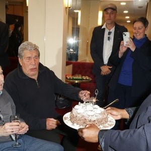 Véronique Genest, Popeck et Jean-Pierre Castaldi - Anniversaire surprise de Popeck à l'occasion de ses 90 ans sur la scène du théâtre de Passy à Paris le 18 mai 2025. © Coadic Guirec/Bestimage