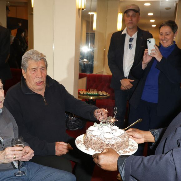 Véronique Genest, Popeck et Jean-Pierre Castaldi - Anniversaire surprise de Popeck à l'occasion de ses 90 ans sur la scène du théâtre de Passy à Paris le 18 mai 2025. © Coadic Guirec/Bestimage