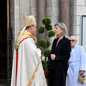Caroline de Hanovre était alors vêtue d'une élégante tenue noire, agrémentée d'un châle en dentelle, avec lequel elle s'est couverte la tête.
Monseigneur Dominique-Marie David et la princesse Caroline de Hanovre - La famille princière monégasque a assisté à la messe pontificale en hommage au pape François, célébrée en la Cathédrale de Monaco par Monseigneur Dominique-Marie David, le 22 avril 2025.
© Bruno Bebert / Bestimage
