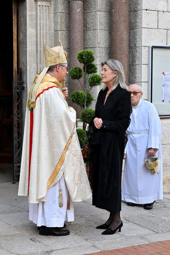 Caroline de Hanovre était alors vêtue d'une élégante tenue noire, agrémentée d'un châle en dentelle, avec lequel elle s'est couverte la tête.
Monseigneur Dominique-Marie David et la princesse Caroline de Hanovre - La famille princière monégasque a assisté à la messe pontificale en hommage au pape François, célébrée en la Cathédrale de Monaco par Monseigneur Dominique-Marie David, le 22 avril 2025.
© Bruno Bebert / Bestimage