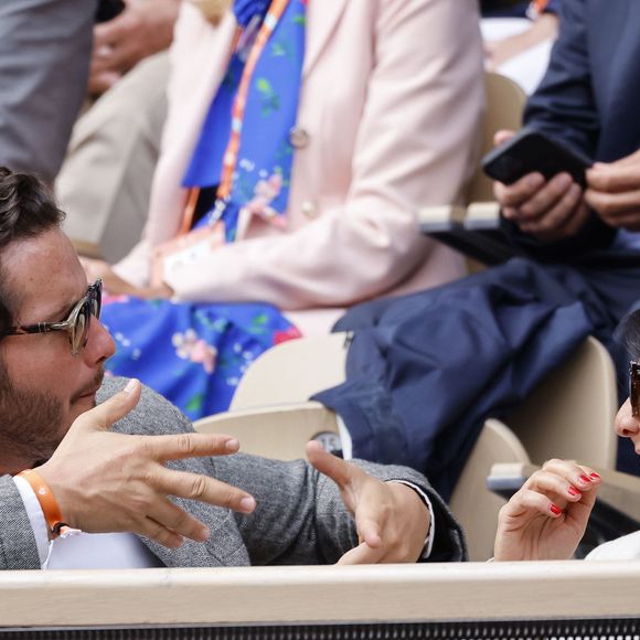 Florence Foresti et son compagnon Alexandre Kominek - People dans les tribunes lors des Internationaux de France de Tennis de Roland Garros 2022 à Paris le 29 mai 2022. © Cyril Moreau/Bestimage