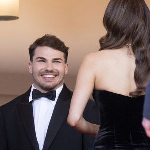 C’est avec nostalgie et surtout une très grande fierté qu’Antoine Dupont s’est emparé de son compte Instagram pour se remémorer une victoire qui a, à jamais, changé sa vie.

Antoine Dupont et Iris Mittenaere - Antoine Dupont et sa compagne Iris Mittenaere se retrouvent sur les marches  du film « Dossier 137 » lors du 78ème Festival International du Film de Cannes

© Jacovides / Moreau / Bestimage