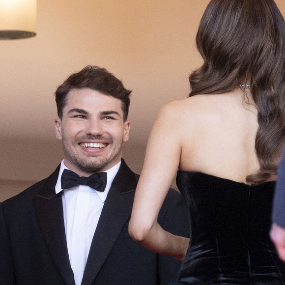 C’est avec nostalgie et surtout une très grande fierté qu’Antoine Dupont s’est emparé de son compte Instagram pour se remémorer une victoire qui a, à jamais, changé sa vie.

Antoine Dupont et Iris Mittenaere - Antoine Dupont et sa compagne Iris Mittenaere se retrouvent sur les marches  du film « Dossier 137 » lors du 78ème Festival International du Film de Cannes

© Jacovides / Moreau / Bestimage