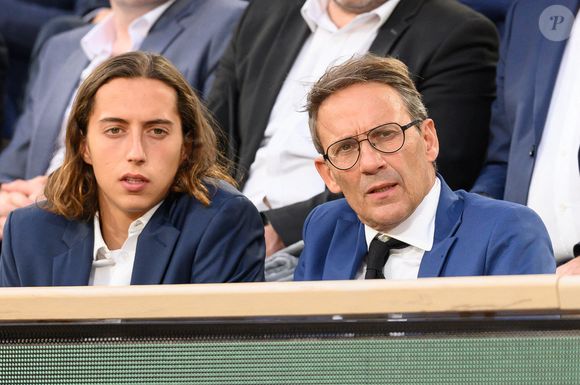 Julien Courbet et son fils Gabin Courbet dans les tribunes lors des Internationaux de France de tennis à Roland Garros le 30 mai 2022 à Paris, France. Photo Laurent Zabulon/Abaca
