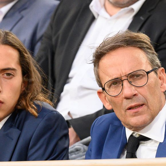 Julien Courbet et son fils Gabin Courbet dans les tribunes lors des Internationaux de France de tennis à Roland Garros le 30 mai 2022 à Paris, France. Photo Laurent Zabulon/Abaca