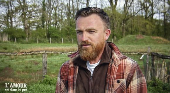 "C'est la première fois qu'il montrait sa tête, il n'a pas trop envie, il n'aime pas ça", a confié après coup Jean-Baptiste, après avoir reçu beaucoup de messages bienveillants autour de cette nouvelle relation.

Jean-Baptiste fait son choix dans "L'amour est dans le pré"