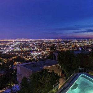 Evoquant au passage les terribles incendies qui ont ravagé la ville il y a quelques semaines 

Exclusif - Cyril Hanouna vend la maison qu'il avait achetée à Hollywood Hills.