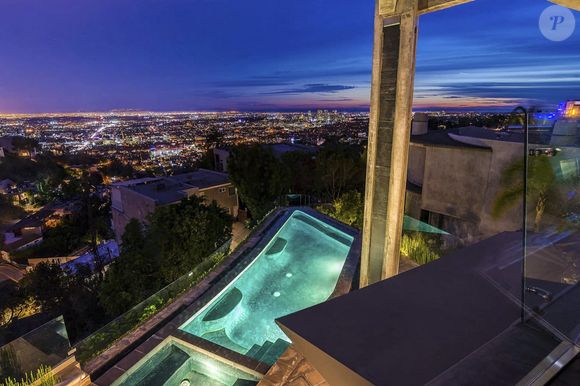 Evoquant au passage les terribles incendies qui ont ravagé la ville il y a quelques semaines 

Exclusif - Cyril Hanouna vend la maison qu'il avait achetée à Hollywood Hills.