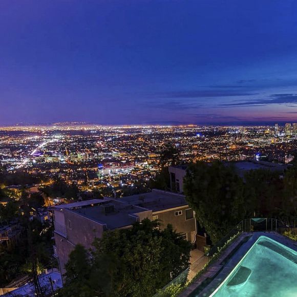 Evoquant au passage les terribles incendies qui ont ravagé la ville il y a quelques semaines 

Exclusif - Cyril Hanouna vend la maison qu'il avait achetée à Hollywood Hills.