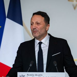 Arthur n'a toutefois pas révélé ce qui lui était arrivé.

L'animateur Arthur (Jacques Essebag) lauréat du prix Jean Pierre-Bloch de la LICRA, à l'Elysée, le 2 avril 2025.

© Eric Tschaen / pool / Bestimage