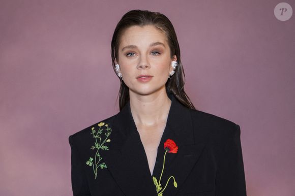 Claudia Jessie assiste à la première mondiale de la saison 4 de "Bridgerton" au Palais Brongniart le 14 janvier 2026 à Paris, France. by Eliot Blondet/ABACAPRESS.COM