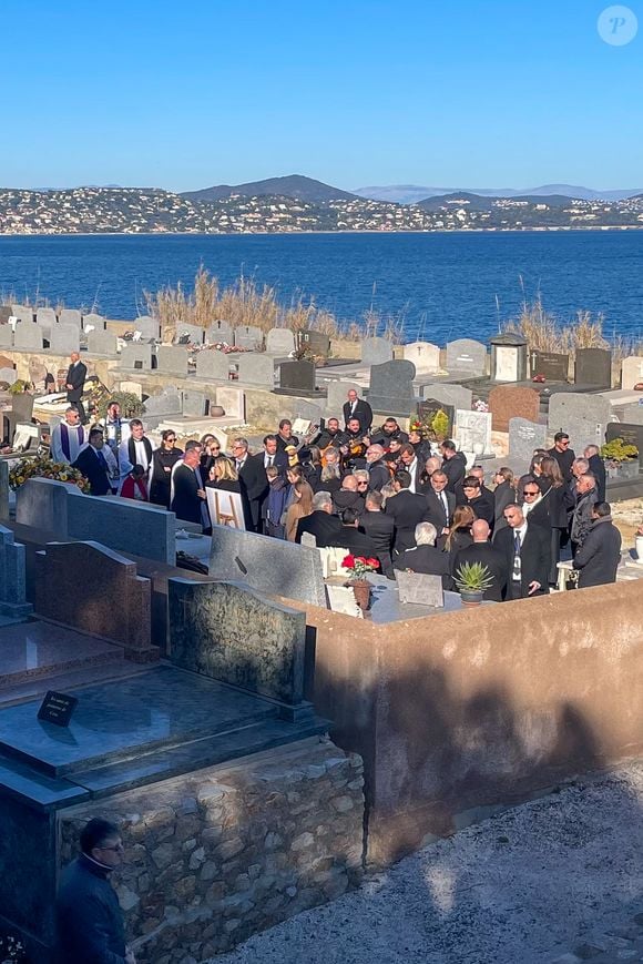 Mireille Mathieu et Vincent Niclo ont pu, contrairement aux autres invités, se rendre face à la tombe. 

La famille et les amis proches lors de l'inhumation dans l'intimité de Brigitte Bardot dans le caveau familial du cimetière marin de Saint-Tropez, France, le 7 janvier 2025. Bestimage