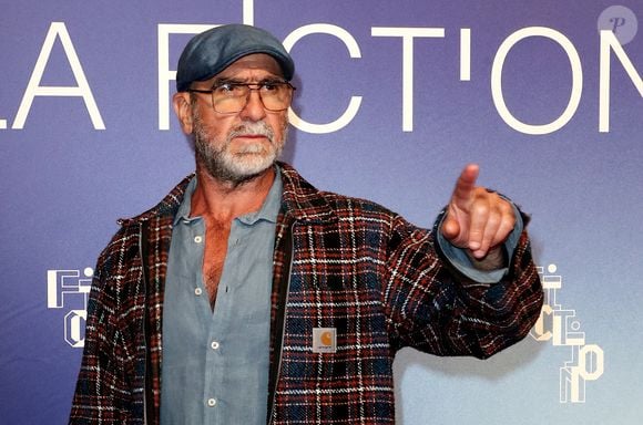 Il appelle à une loi internationale qui obligerait les présidents à être les premiers au front s'ils décident d'entrer en guerre.

Eric Cantona - Photocall du film en compétition "Murder Club" lors de la 26ème Edition du Festival de la Fiction de La Rochelle. Le 11 septembre 2024
© Patrick Bernard / Bestimage