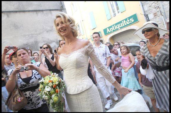 Alexandra Lamy lors de son mariage avec Jean Dujardin à Anduze, dans les Cévennes, le 25/07/2009. Crédit Jacovides-Moreau / Bestimage