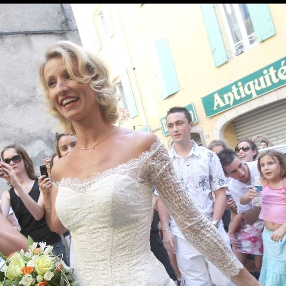 Alexandra Lamy lors de son mariage avec Jean Dujardin à Anduze, dans les Cévennes, le 25/07/2009. Crédit Jacovides-Moreau / Bestimage