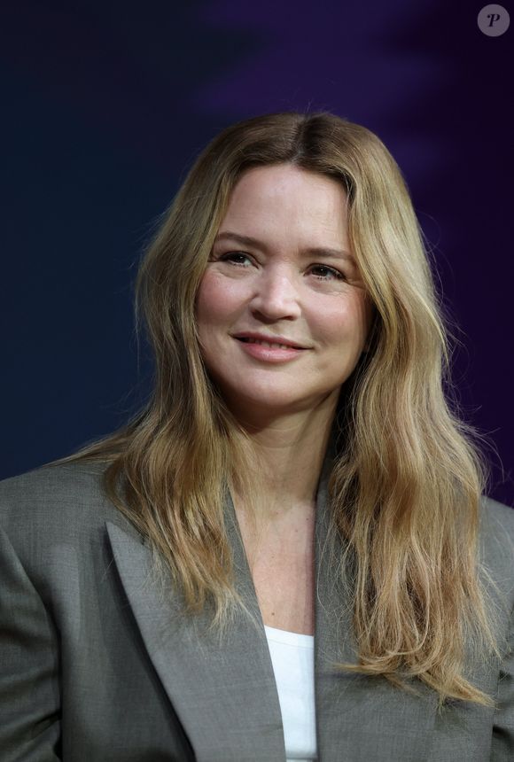 Elle explique que ne pas oser s’opposer est une expérience qu’elle a souvent vécue.

Virginie Efira lors d'une conversation avec V.Efira et C.Mastroianni dans le cadre de la 22ème édition du Festival International du Film de Marrakech, Maroc, le 30 novembre 2025. © Dominique Jacovides/Bestimage