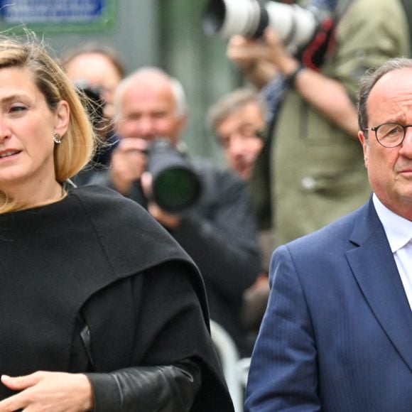 François Hollande et son épouse Julie Gayet aux funérailles de B. Chirac à la basilique Sainte-Clotilde à Paris (7e) le 12 juin 2026. L’ancienne première dame de France est décédée le 5 juin 2026 à l’âge de 93 ans. 
© Jacovides / Liewig / Bestimage