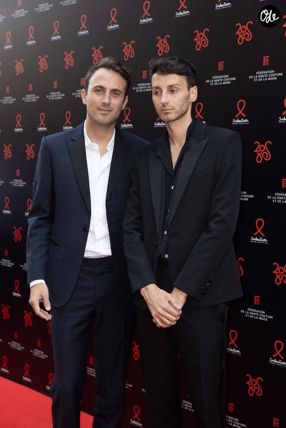 Le couple revendique un goût pour les classiques du design tout en conservant une attirance pour les créations futuristes, à l’image de leur marque.

Sébastien Meyer, Arnaud Vaillant - Photocall de la 20ème édition du dîner de la Mode du Sidaction, "Annees Palace" au Pavillon Cambon Capucines à Paris le 6 juillet 2023. © Olivier Borde/Bestimage