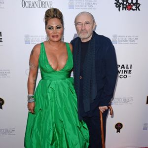 Il cumule plusieurs soucis de santé : Covid contracté à l’hôpital, problèmes de dos, d’audition, diabète et opérations du genou.

Phil Collins avec sa femme Orianne au photocall de la soirée de gala "Dreaming on the Beach" à Miami, le 15 novembre 2018. Photo par Backgrid USA / Bestimage