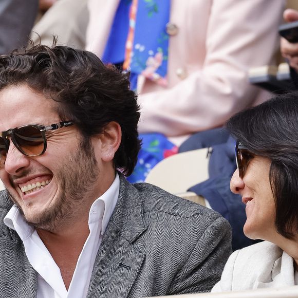 Florence Foresti et son compagnon Alexandre Kominek - People dans les tribunes lors des Internationaux de France de Tennis de Roland Garros 2022 à Paris le 29 mai 2022. © Cyril Moreau/Bestimage