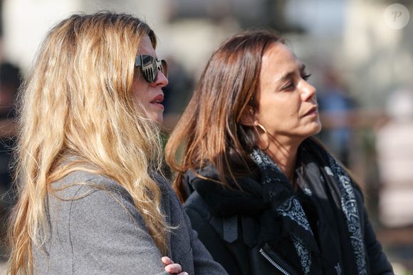 Cécile Cassel et Alice Belaïdi aux arrivées des obsèques d'Emilie Dequenne au cimetière Père Lachaise à Paris, France, le 26 mars 2025. © Cyril Moreau/Bestimage