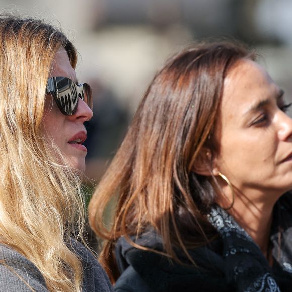 Cécile Cassel et Alice Belaïdi aux arrivées des obsèques d'Emilie Dequenne au cimetière Père Lachaise à Paris, France, le 26 mars 2025. © Cyril Moreau/Bestimage