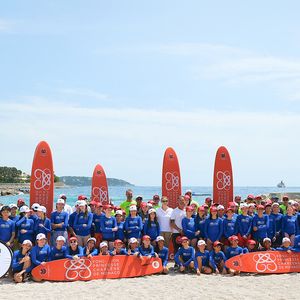 La princesse Charlène de Monaco et Pierre Frolla lors de la journée "Water Safety Day, pour la prévention de la noyade" sur la plage du Larvotto de Monaco, le 17 juin 2025. Cet événement est organisé par sa Fondation, le Centre de Sauvetage Aquatique de Monaco (CSAM) en partenariat avec la Croix-Rouge monégasque. © Claudia Albuquerque/Bestimage