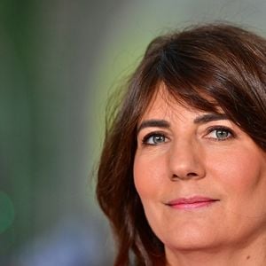 Estelle Denis présente son émission "Estelle Midi" (RMC) depuis le sommet pour l'action sur l'IA au Grand Palais à Paris le 10 février 2025.

© Christian Liewig / Bestimage