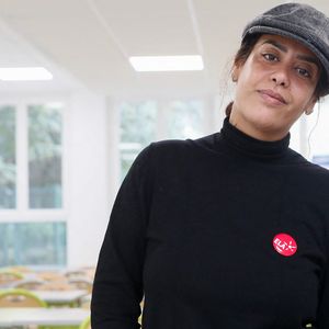 Exclusif - La chanteuse française Amel Bent lors de la lecture de la dictée ELA, avec le texte "Un monde sans frontières" de Sabyl Ghoussoub, prix Goncourt des Lycéens 2022 pour le lancement de la 20ème édition de la campagne "Mets tes baskets et bats la maladie"  en soutien à l'Association Européenne de Leucodystrophie (ELA) à l'école Commandant Charcot à Neuilly-sur-Seine, France, le 16 octobre 2023. © Christophe Clovis/Bestimage
