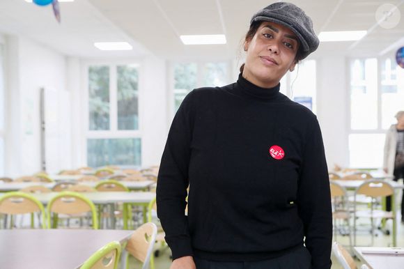 Exclusif - La chanteuse française Amel Bent lors de la lecture de la dictée ELA, avec le texte "Un monde sans frontières" de Sabyl Ghoussoub, prix Goncourt des Lycéens 2022 pour le lancement de la 20ème édition de la campagne "Mets tes baskets et bats la maladie"  en soutien à l'Association Européenne de Leucodystrophie (ELA) à l'école Commandant Charcot à Neuilly-sur-Seine, France, le 16 octobre 2023. © Christophe Clovis/Bestimage