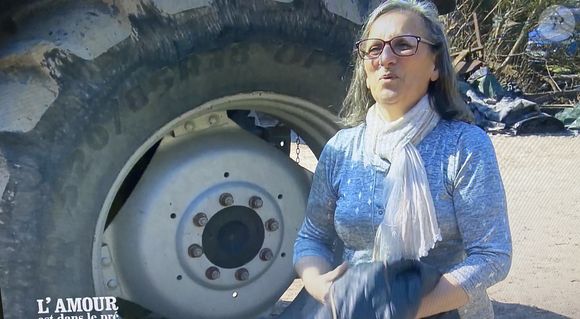 "Je me sens un petit peu à part, un petit peu reculée. J'essaye d'être dedans mais quand elle parle avec Jean-Louis, j'ai l'impression d'être de trop", a-t-elle confié aux équipes de l'émission.

La vie à la ferme chez Jean-Louis dans "L'amour est dans le pré" avec ses prétendantes Sylvie et Isabelle.