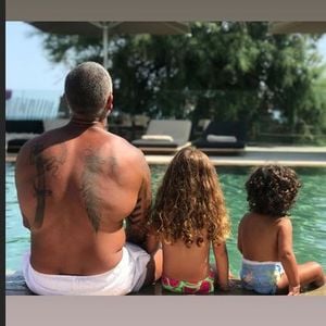 Amel Bent en vacances avec sa famille (Juillet 2019).