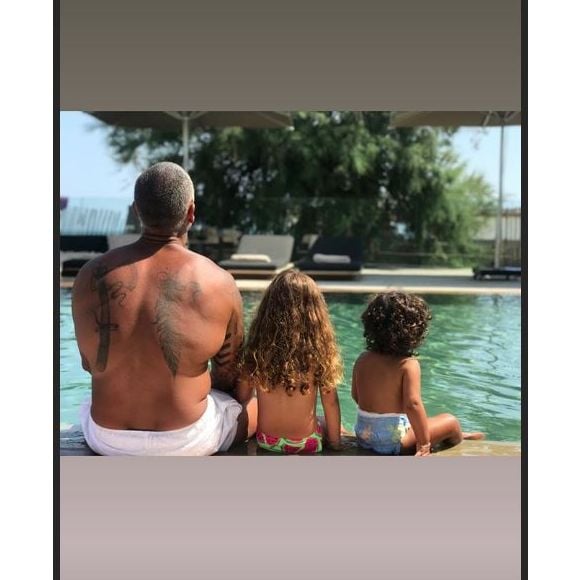 Amel Bent en vacances avec sa famille (Juillet 2019).